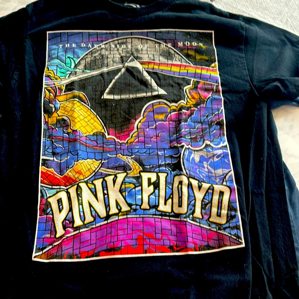 Men’s medium Pink Floyd Dark side of the moon short sleeve shirt